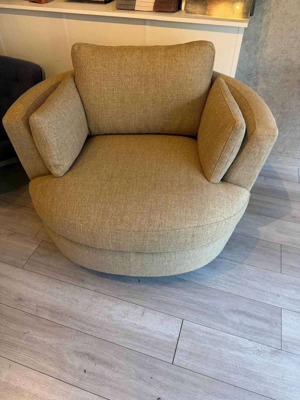 Ronde draaifauteuil na restauratie — nieuw bekleed in beige stof